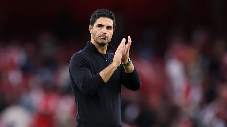 LONDON, ENGLAND - AUGUST 06: Mikel Arteta, Manager of Arsenal, applauds the fans following the pre-season friendly match between Arsenal and Villarreal at Emirates Stadium on August 06, 2025 in London, England. (Photo by Justin Setterfield/Getty Images)