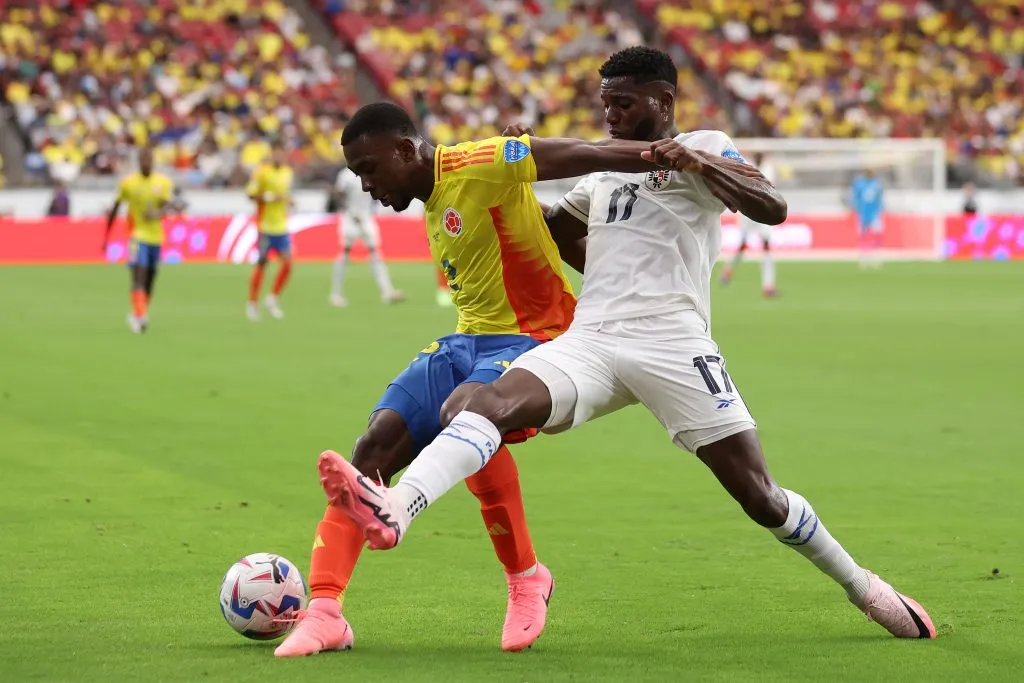 Carlos Cuesta, da Colômbia, disputa a posse de bola com José Fajardo, do Panamá, durante a partida das quartas de final da Copa América CONMEBOL 2024 entre Colômbia e Panamá, no Estádio State Farm, em 6 de julho de 2024, em Glendale, Arizona. (Foto de Ezra Shaw/Getty Images)