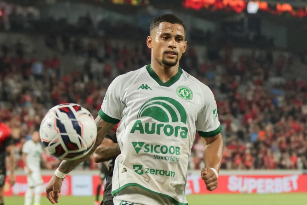 PR – CURITIBA – 08/05/2025 – BRASILEIRO B 2025, ATHLETICO-PR X CHAPECOENSE – Mailton jogador do Chapecoense durante partida contra o Athletico-PR no estadio Arena da Baixada pelo campeonato Brasileiro B 2025. Foto: Robson Mafra/AGIF