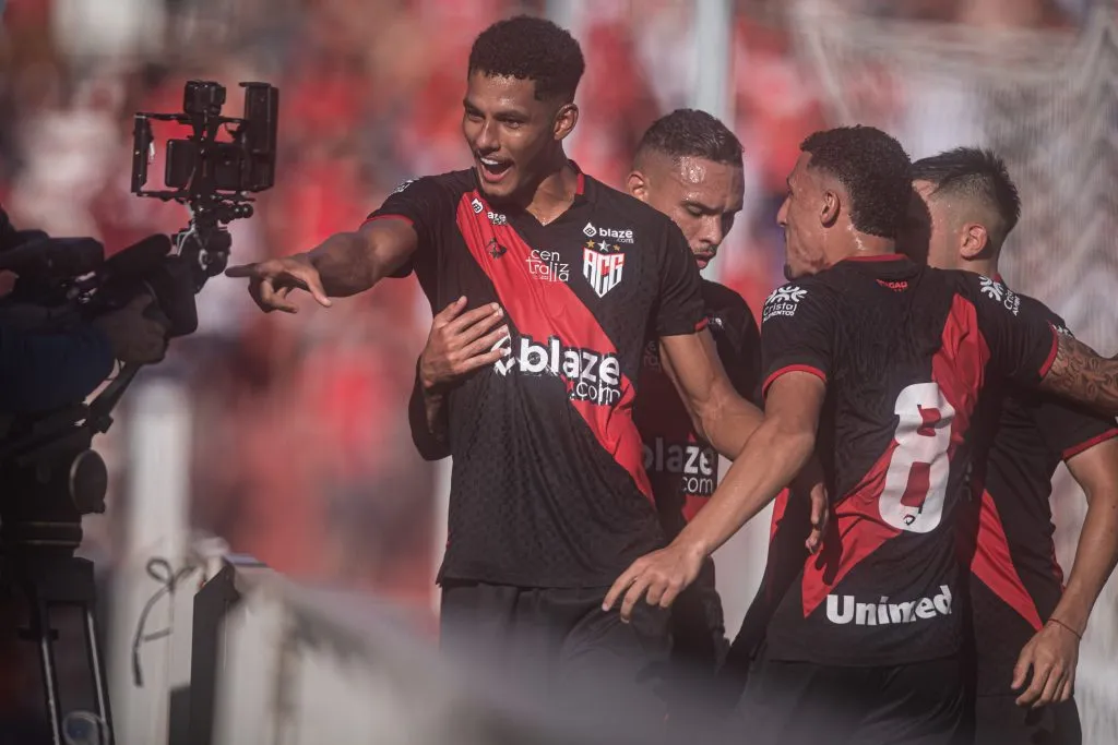 Alix Vinicius jogador do Vila Nova-GO comemora seu gol durante partida contra o Atletico-GO no estadio Onesio Brasileiro Alvarenga pelo campeonato Goiano 2024. Foto: Isabela Azine/AGIF