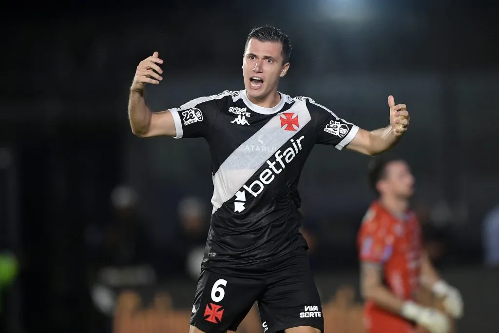 Lucas Piton jogador do Vasco durante partida contra o Operario no estadio Sao Januário pelo campeonato Copa Do Brasil 2025. Foto: Thiago Ribeiro/AGIF