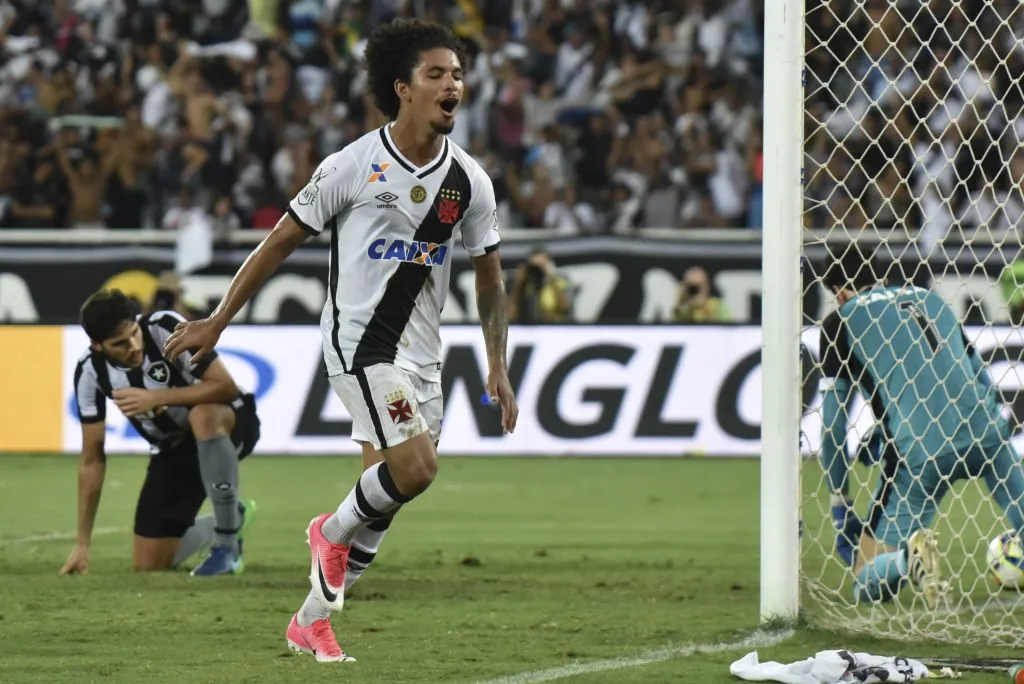 Douglas do Vasco comemorando o gol no estadio Nilton Santos (Engenhao) pelo Campeonato Carioca 2017 Foto: Thiago Ribeiro/AGIF