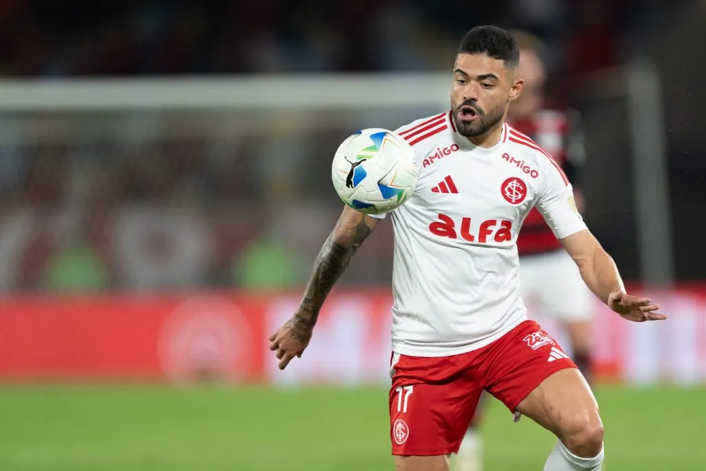 RJ – RIO DE JANEIRO – 13/08/2025 – COPA LIBERTADORES 2025, FLAMENGO X INTERNACIONAL – Bruno Tabata jogador do Internacional durante partida contra o Flamengo no estadio Maracana pelo campeonato Copa Libertadores 2025. Foto: Jorge Rodrigues/AGIF