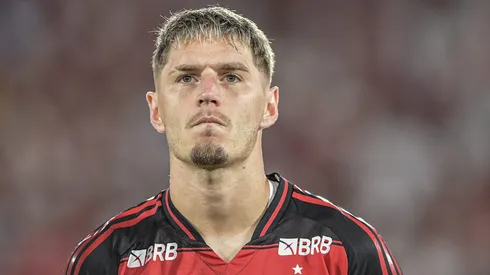 Varela assinou sua renovação com o Flamengo.