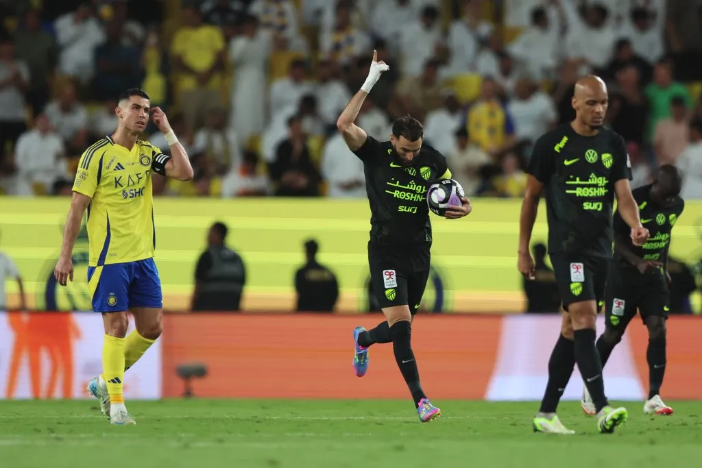 Cristiano Ronaldo e Benzema em jogo do Campeonato Saudita. (Photo by Yasser Bakhsh/Getty Images)