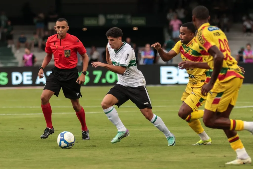 Yago Ferreira atuando no Coritiba em 2024 – . Foto: Robson Mafra/AGIF