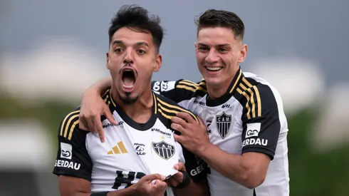 RJ – RIO DE JANEIRO – 10/08/2025 – BRASILEIRO A 2025, VASCO X ATLETICO-MG – Gabriel Menino jogador do Atletico-MG comemora seu gol com Natanael jogador da sua equipe durante partida contra o Vasco no estadio Sao Januario pelo campeonato Brasileiro A 2025. Foto: Jorge Rodrigues/AGIF