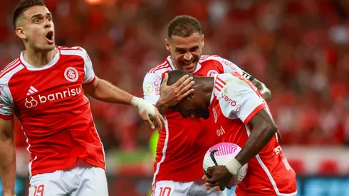 RS - PORTO ALEGRE - 30/10/2024 - BRASILEIRO A 2024, INTERNACIONAL X FLAMENGO - Enner Valencia jogador do Internacional comemora seu gol com Alan Patrick jogador da sua equipe durante partida contra o Flamengo no estadio Beira-Rio pelo campeonato Brasileiro A 2024. Foto: Luiz Erbes/AGIF
