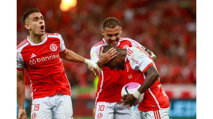RS - PORTO ALEGRE - 30/10/2024 - BRASILEIRO A 2024, INTERNACIONAL X FLAMENGO - Enner Valencia jogador do Internacional comemora seu gol com Alan Patrick jogador da sua equipe durante partida contra o Flamengo no estadio Beira-Rio pelo campeonato Brasileiro A 2024. Foto: Luiz Erbes/AGIF