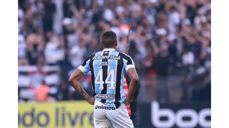 SP - Sao Paulo - 05/12/2021 - BRASILEIRO A 2021, CORINTHIANS X GREMIO - Ruan jogador do Gremio lamenta derrota ao final da partida contra o Corinthians no estadio Arena Corinthians pelo campeonato Brasileiro A 2021. Foto: Ettore Chiereguini/AGIF