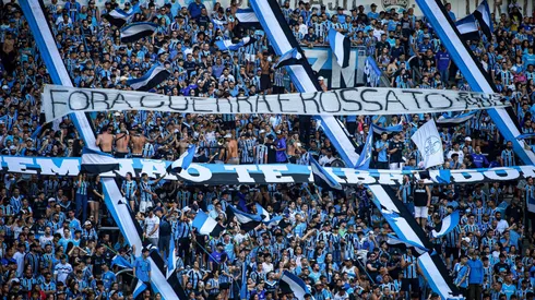 RS – PORTO ALEGRE – 04/05/2025 – BRASILEIRO A 2025, GREMIO X SANTOS – Torcida do Gremio faz protesto contra a diretoria durante partida contra Santos no estadio Arena do Gremio pelo campeonato Brasileiro A 2025. Foto: Maxi Franzoi/AGIF