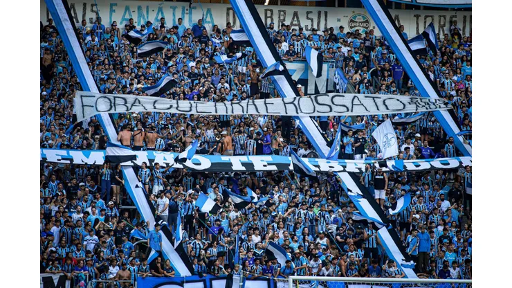 RS - PORTO ALEGRE - 04/05/2025 - BRASILEIRO A 2025, GREMIO X SANTOS - Torcida do Gremio faz protesto contra a diretoria durante partida contra Santos no estadio Arena do Gremio pelo campeonato Brasileiro A 2025. Foto: Maxi Franzoi/AGIF