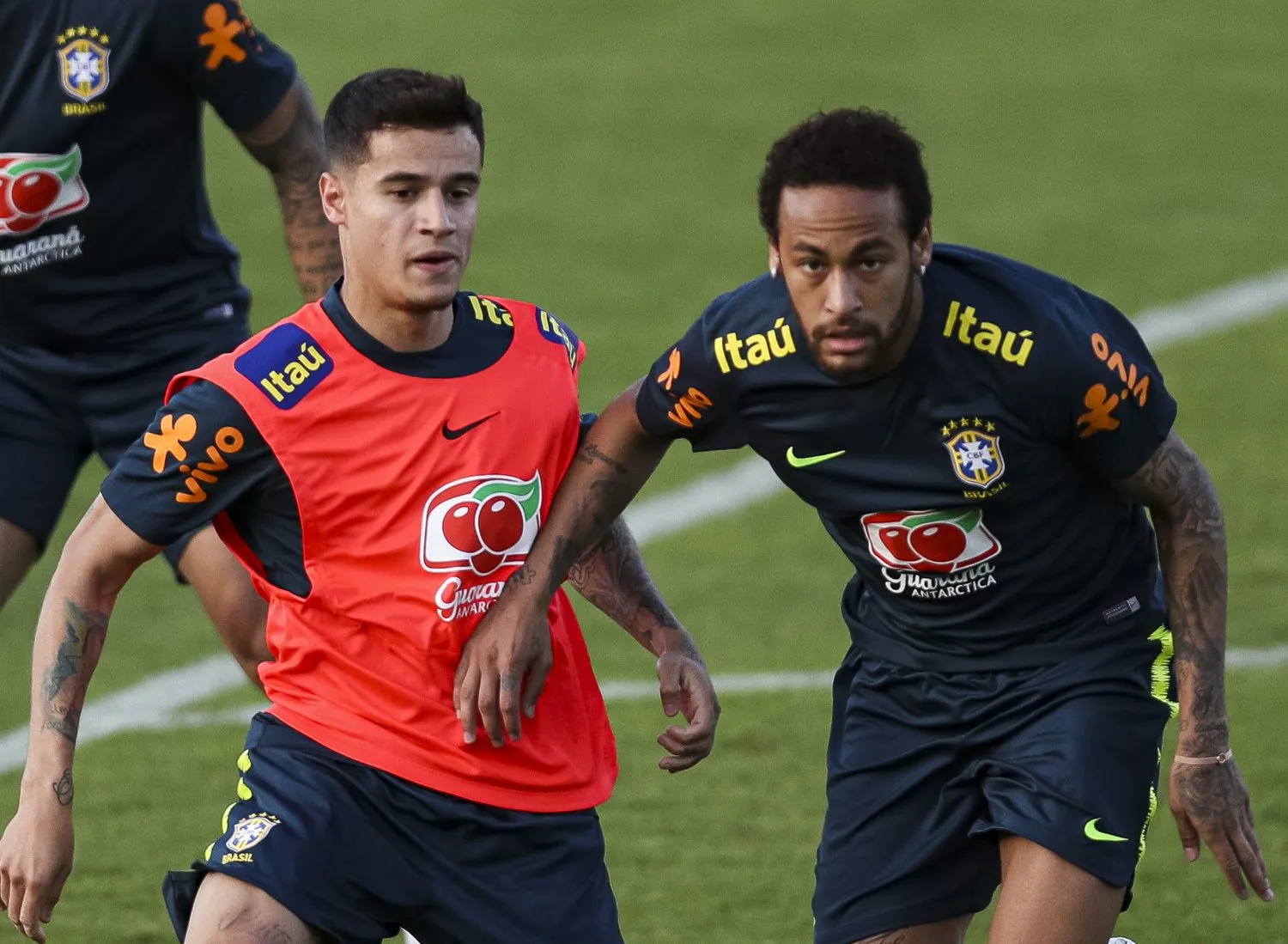 TERESOPOLIS, BRAZIL – MAY 28: Philippe Coutinho (C) and Neymar Jr (R) compete for the ball during a training session of the Brazilian national football team at the squad’s Granja Comary training complex on May 28, 2019 in Teresopolis, Brazil. (Photo by Buda Mendes/Getty Images)