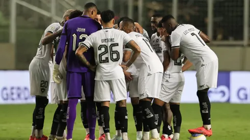 MG – BELO HORIZONTE – 20/11/2024 – BRASILEIRO A 2024, ATLETICO-MG X BOTAFOGO – jogador do Botafogo durante chegada da equipe para partida contra o Atletico-MG no estadio Independencia pelo campeonato Brasileiro A 2024. Foto: Gilson Lobo/AGIF