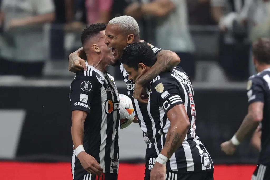 MG – BELO HORIZONTE – 25/09/2024 – COPA LIBERTADORES 2024, ATLETICO-MG X FLUMINENSE – Deyverson jogador do Atletico-MG comemora seu gol com Hulk jogador da sua equipe durante partida contra o Fluminense no estadio Arena MRV pelo campeonato Copa Libertadores 2024. Foto: Gilson Lobo/AGIF