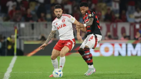 Atletas de Internacional e Flamengo disputam jogada. Foto: Ricardo Duarte / Internacional