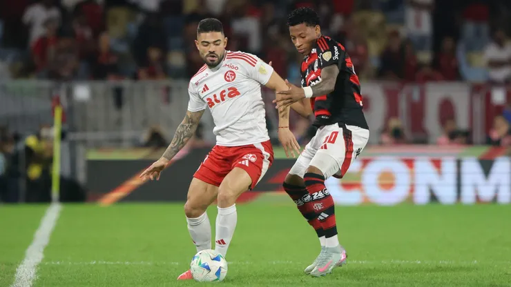 Atletas de Internacional e Flamengo disputam jogada. Foto: Ricardo Duarte / Internacional