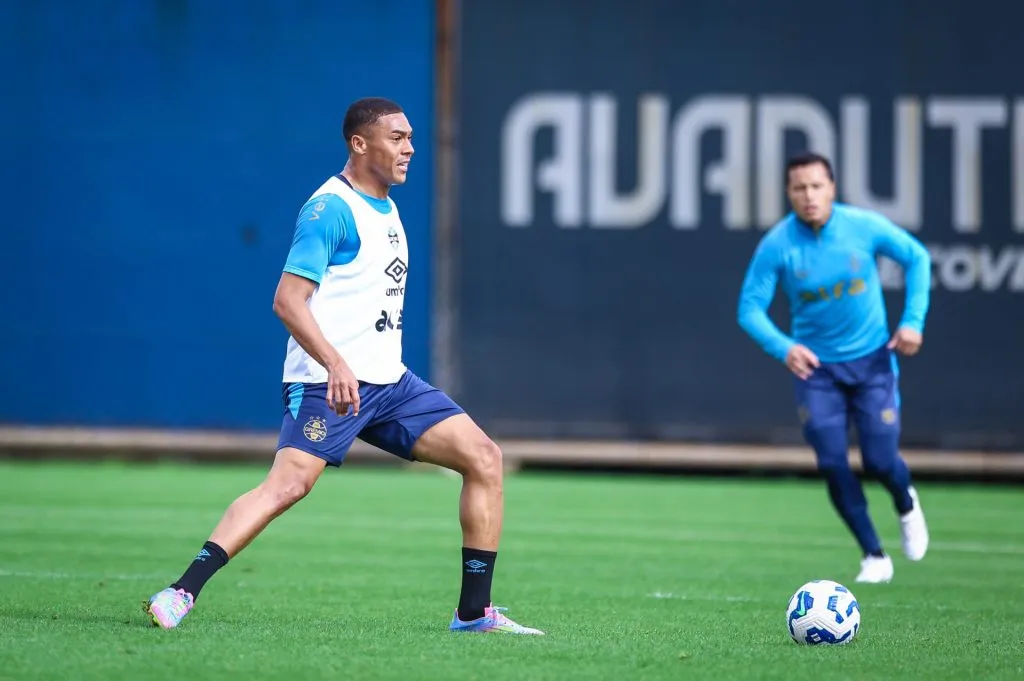 Com suspensão de Braithwaite, Carlos Vinícius assume posição no comando de ataque. Foto: Lucas Uebel / Grêmio