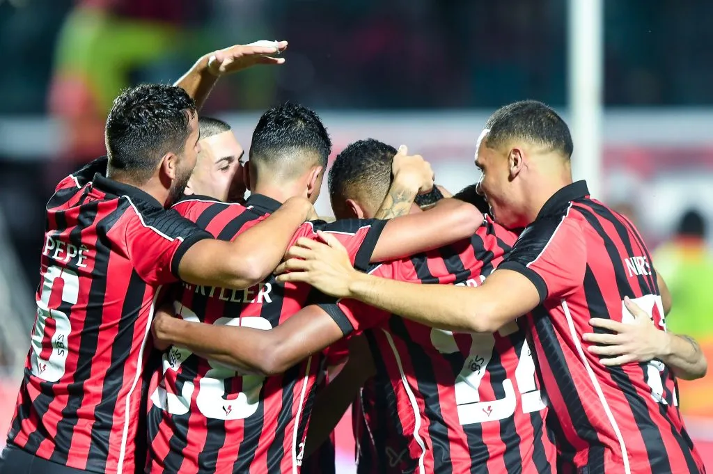 Renato Kayzer jogador do Vitoria comemora seu gol com jogadores do seu time durante partida contra o Juventude no estadio Barradao pelo campeonato Brasileiro A 2025. Foto: Jhony Pinho/AGIF