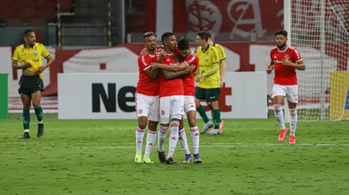Jogadores do Internacional comemorando gol