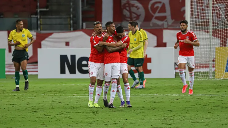 Jogadores do Internacional comemorando gol