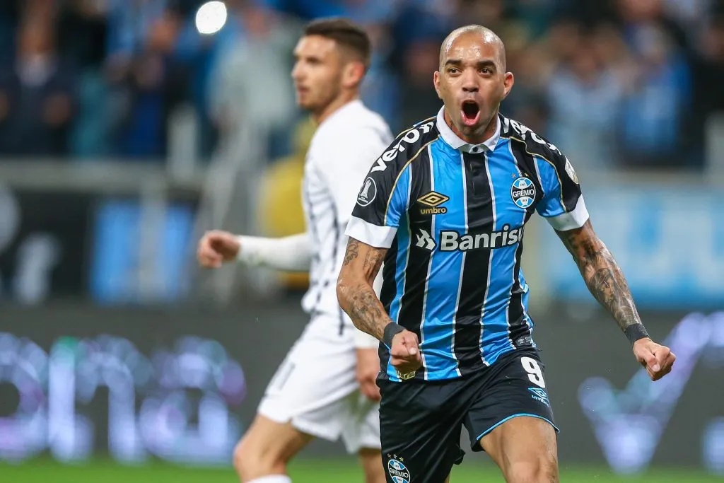 PORTO ALEGRE, BRAZIL – JULY 25: Diego Tardelli of Gremio celebrates after scoring his team’s first goal during the match Gremio v Libertad as part of Copa CONMEBOL Libertadores 2019 at Arena do Gremio in Porto Alegre, Brazil on July 25, 2019. (Photo by Lucas Uebel/Getty Images)