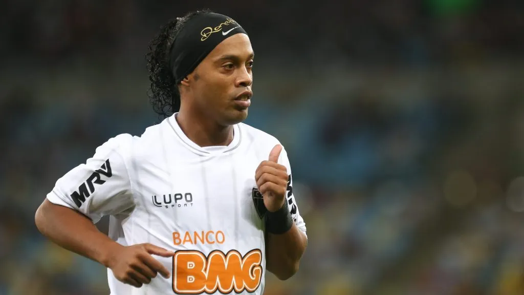 RIO DE JANEIRO, BRAZIL – AUGUST 22:  Ronaldinho Gaucho of Atletico MG during a match between Botafogo and Atletico MG as part of Brazilian Cup 2013 at Maracana Stadium on August 22, 2013 in Rio de Janeiro, Brazil. (Photo by Buda Mendes/Getty Images)