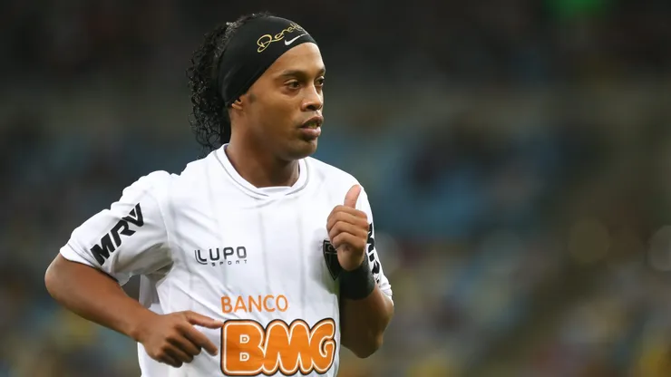 RIO DE JANEIRO, BRAZIL - AUGUST 22: Ronaldinho Gaucho of Atletico MG during a match between Botafogo and Atletico MG as part of Brazilian Cup 2013 at Maracana Stadium on August 22, 2013 in Rio de Janeiro, Brazil. (Photo by Buda Mendes/Getty Images)
