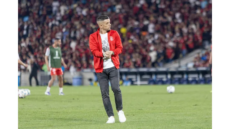 RJ - RIO DE JANEIRO - 13/08/2025 - COPA LIBERTADORES 2025, FLAMENGO X INTERNACIONAL - DAlessandro diretor do Internacional durante partida contra o Flamengo no estadio Maracana pelo campeonato Copa Libertadores 2025. Foto: Lucas Gabriel Cardoso/AGIF