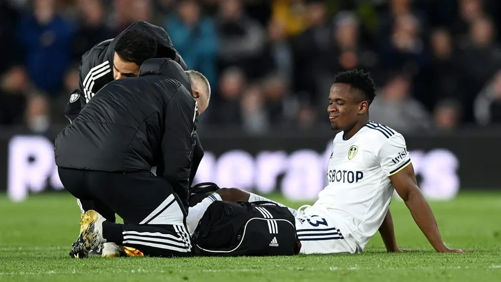 Luis Sinisterra recebendo atendimento médico pelo Leeds. (Photo by Michael Regan/Getty Images)