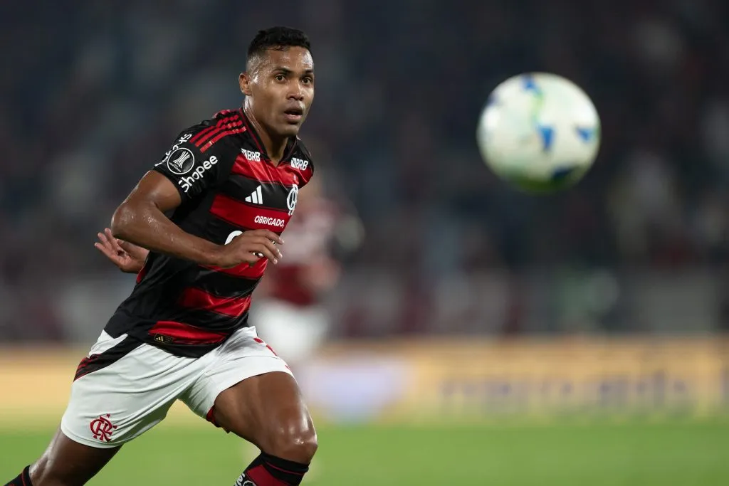 RJ – RIO DE JANEIRO – 13/08/2025 – COPA LIBERTADORES 2025, FLAMENGO X INTERNACIONAL – Alex Sandro jogador do Flamengo durante partida contra o Internacional no estadio Maracana pelo campeonato Copa Libertadores 2025. Foto: Jorge Rodrigues/AGIF