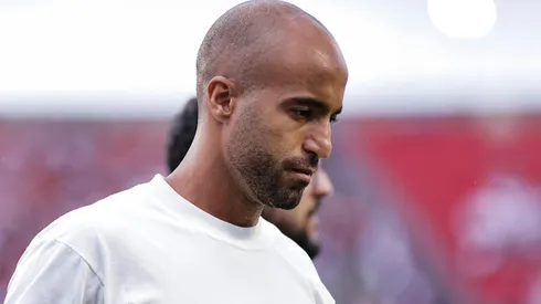 Lucas acompanhando partida contra o Santos no Campeonato Brasileiro de 2025. Foto: Fabio Giannelli/AGIF