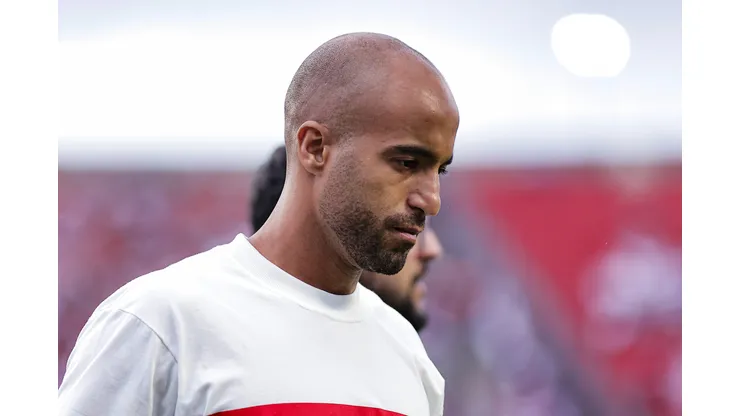 Lucas acompanhando partida contra o Santos no Campeonato Brasileiro de 2025. Foto: Fabio Giannelli/AGIF