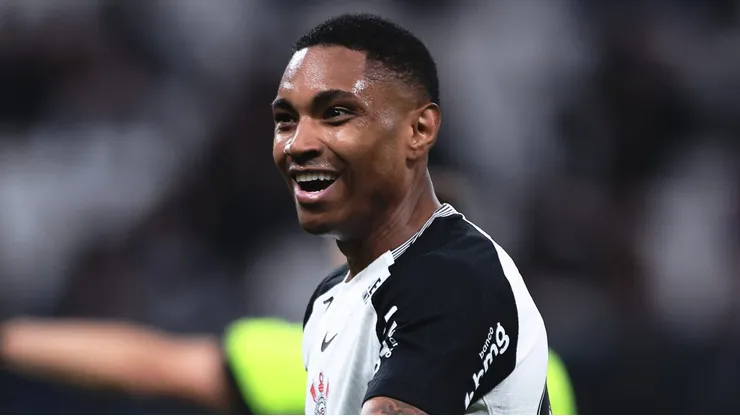 Vitinho durante partida contra o Bahia no Brasileirão 2025.