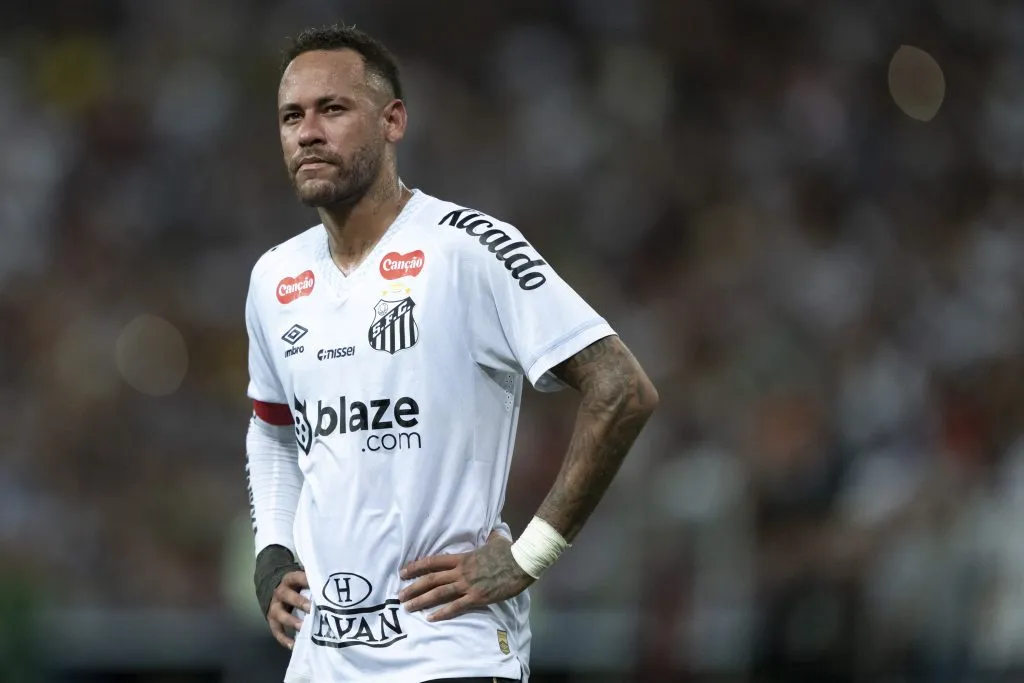 Neymar Jr jogador do Santos lamenta apos partida contra o Fluminense no estadio Maracana pelo campeonato Brasileiro A 2025. Foto: Jorge Rodrigues/AGIF