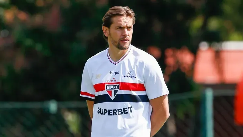 Tolói se aproxima de estreia – Foto: Miguel Schincariol / São Paulo FC.
