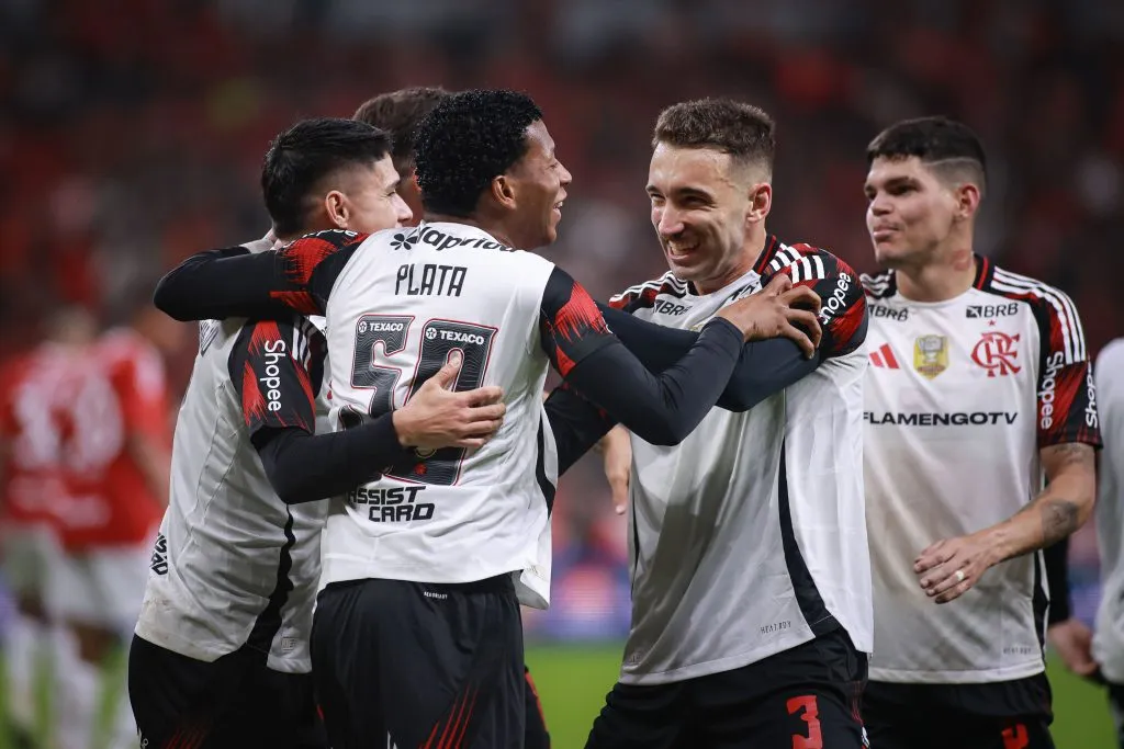 RS – PORTO ALEGRE – 17/08/2025 – BRASILEIRO A 2025, INTERNACIONAL X FLAMENGO – Gonzalo Plata jogador do Flamengo comemora seu gol com jogadores do seu time durante partida contra o Internacional no estadio Beira-Rio pelo campeonato Brasileiro A 2025. Foto: Maxi Franzoi/AGIF