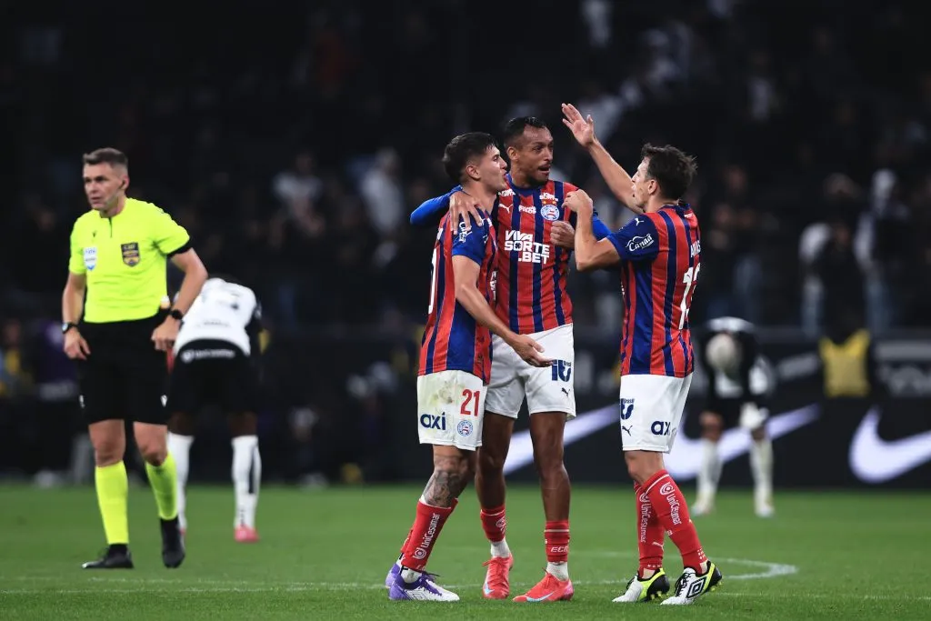 Jogadores do Bahia comemoram vitoria ao final da partida contra o Corinthians no estadio Arena Corinthians pelo campeonato Brasileiro A 2025. Foto: Ettore Chiereguini/AGIF