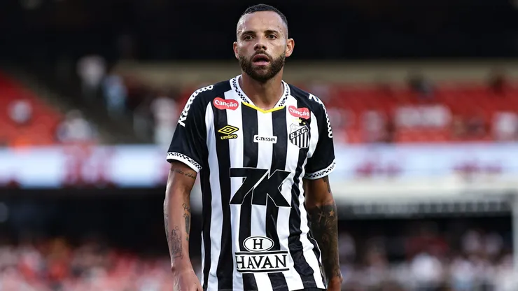 Guilherme jogador do Santos durante partida contra o Sao Paulo no estadio Morumbi pelo campeonato Brasileiro A 2025.