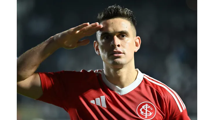SP - SANTOS - 23/07/2025 - BRASILEIRO A 2025, SANTOS X INTERNACIONAL - Borre jogador do Internacional comemora seu gol durante partida contra o Santos no estadio Vila Belmiro pelo campeonato Brasileiro A 2025. Foto: Jota Erre/AGIF