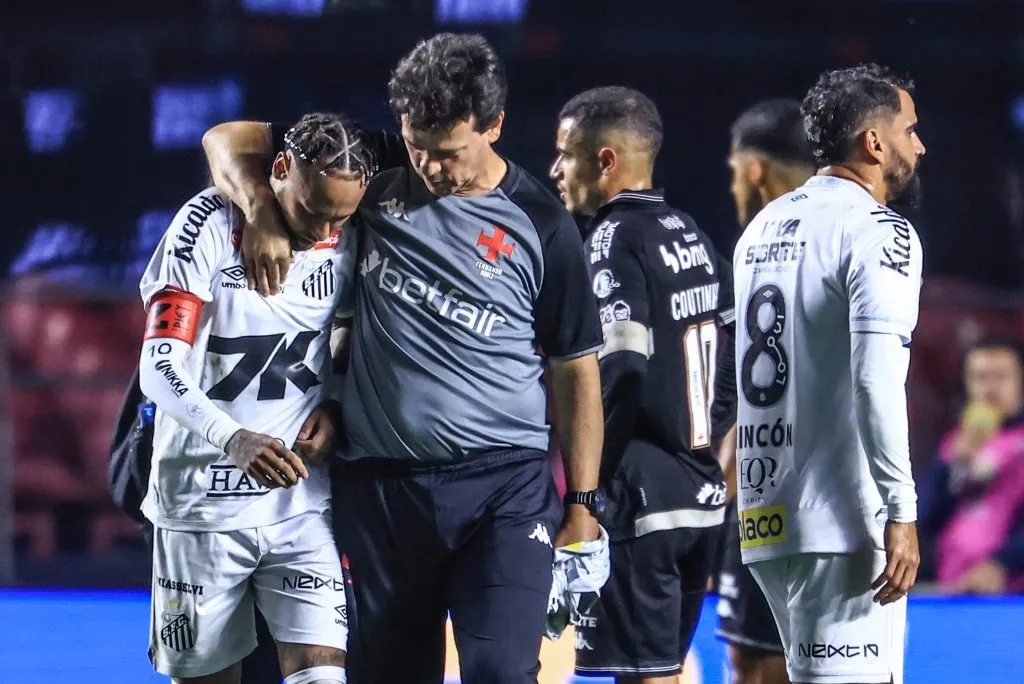 Neymar jogador do Santos e consolado por Fernando Diniz tecnico do Vasco ao final da partida contra o Vasco no estadio Morumbi pelo campeonato Brasileiro A 2025.  Foto: Marcello Zambrana/AGIF