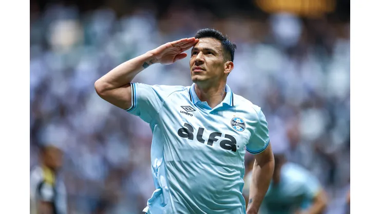 RS - FUTEBOL/CAMPEONATO BRASILEIRO 2025/GREMIO X ATLETICO-MG - ESPORTES - Lance da partida entre Gremio e Atletico-MG disputada na tarde deste domingo, na Arena MRV, em Belo Horizonte, em partida valida pela Campeonato Brasileiro 2025. FOTO: LUCAS UEBEL/GREMIO FBPA