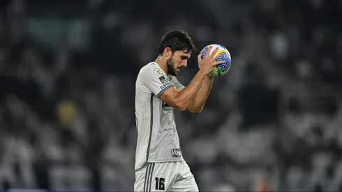 RJ – RIO DE JANEIRO – 07/07/2024 – BRASILEIRO A 2024, BOTAFOGO X ATLETICO-MG – Igor Rabello jogador do Atletico-MG recebe cartao vermelho do arbitro durante partida contra o Botafogo no estadio Engenhao pelo campeonato Brasileiro A 2024. Foto: Thiago Ribeiro/AGIF