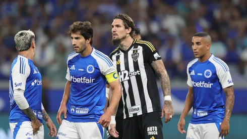 Lucas Silva jogador do Cruzeiro disputa lance com Lyanco jogador do Atletico-MG durante partida no estadio Mineirao pelo campeonato Brasileiro A 2025. Foto: Gilson Lobo/AGIF