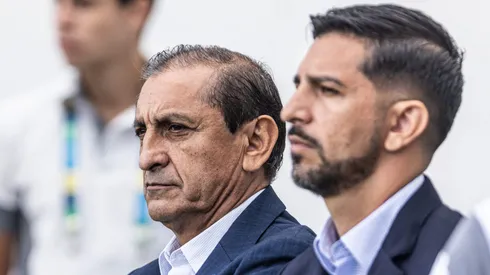 Ramón e Emiliano durante confronto entre Vasco e Santos no Campeonato Brasileiro de 2023.