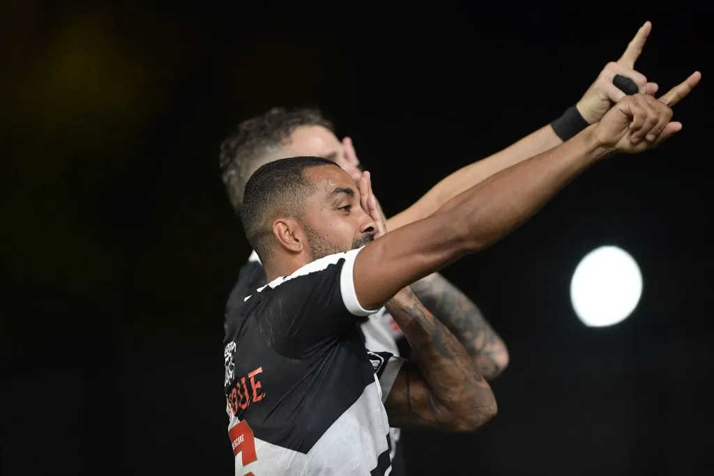 Paulo Henrique e Vegetti comemoram gol do Vasco. Foto: Thiago Ribeiro/AGIF