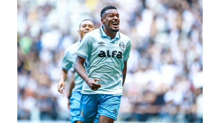 RS - FUTEBOL/CAMPEONATO BRASILEIRO 2025/GREMIO X ATLETICO-MG - ESPORTES - Lance da partida entre Gremio e Atletico-MG disputada na tarde deste domingo, na Arena MRV, em Belo Horizonte, em partida valida pela Campeonato Brasileiro 2025. FOTO: LUCAS UEBEL/GREMIO FBPA