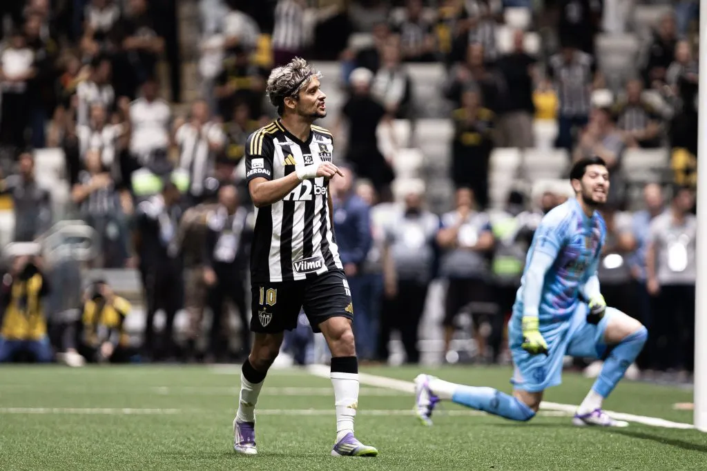 MG – BELO HORIZONTE – 06/08/2025 – COPA DO BRASIL 2025, ATLETICO-MG X FLAMENGO – Gustavo Scarpa jogador do Atletico-MG comemora gol marcado de penalti em decisao durante partida contra o Flamengo no estadio Arena MRV pelo campeonato Copa Do Brasil 2025. Foto: Mateus Dutra/AGIF