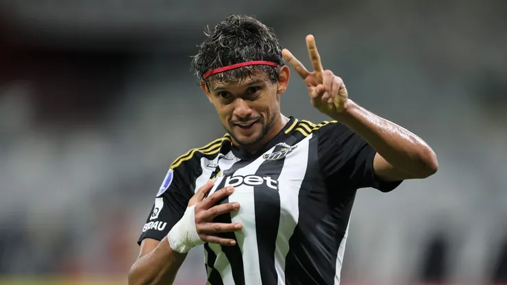 MG - BELO HORIZONTE - 10/04/2025 - COPA SUL-AMERICANA 2025, ATLETICO X DEPORTES IQUIQUE - Gustavo Scarpa jogador do Atletico comemora seu gol durante partida contra o Deportes Iquique no estadio Mineirao pelo campeonato Copa Sul-americana 2025. Foto: Gilson Lobo/AGIF