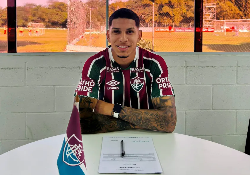Thiago Henrique assinando com o Fluminense até 2027 – Foto: Reprodução/Fluminense FC